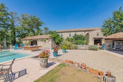 /international/fr/uzes-languedoc-roussillon-310101355340/?lang=en