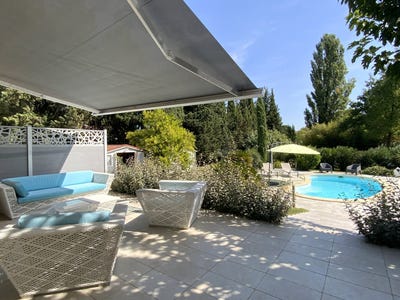 /international/fr/uzes-languedoc-roussillon-310120076040/
