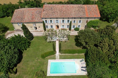 /international/fr/place-de-la-mairie-saint-michel-de-lanes-languedoc-roussillon-310106968875/