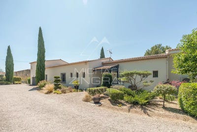 /international/fr/lourmarin-provence-alpes-cote-d-azur-310100459341/