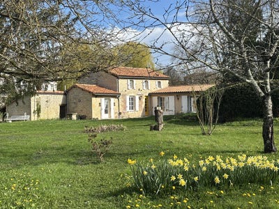 /international/fr/ruffec-centre-val-de-loire-310107577246/