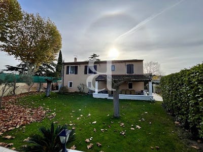 /international/fr/saint-etienne-du-gres-provence-alpes-cote-d-azur-310109941397/