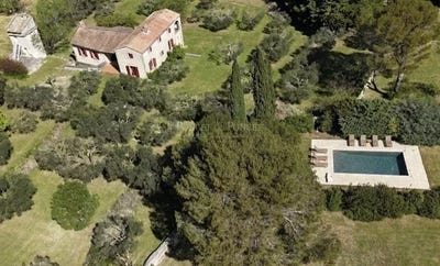 /international/fr/uzes-languedoc-roussillon-310108596355/