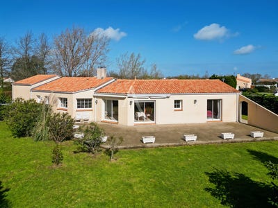 /international/fr/le-perrier-pays-de-la-loire-310106738134/