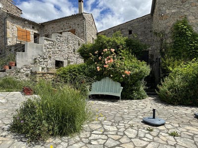 /international/fr/vinezac-rhone-310100741352/