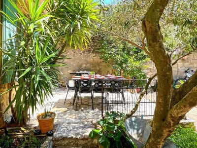 /international/fr/uzes-languedoc-roussillon-310108526125/