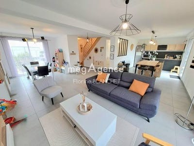/international/fr/guecelard-pays-de-la-loire-120098414068/