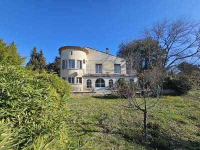 /international/fr/lourmarin-provence-alpes-cote-d-azur-310097655215/