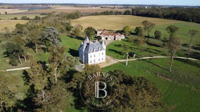 /international/fr/fontenay-le-comte-pays-de-la-loire-310100606939/