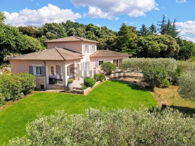 /international/fr/castillon-du-gard-languedoc-roussillon-310107817311/