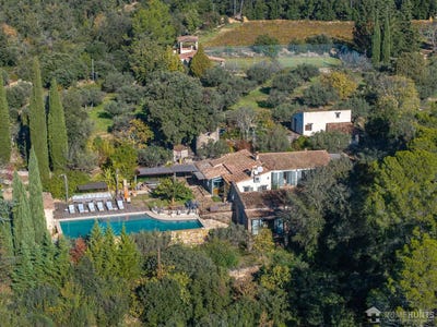 /international/fr/entrecasteaux-provence-alpes-cote-d-azur-310100739568/