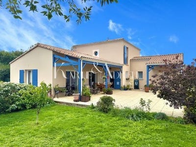 /international/fr/fontenay-le-comte-pays-de-la-loire-310105061149/