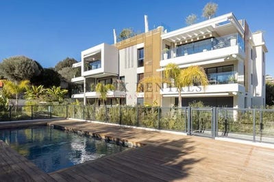 /international/fr/antibes-provence-alpes-cote-d-azur-310108453372/