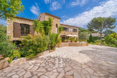 /international/fr/saint-raphael-provence-alpes-cote-d-azur-310120013233/
