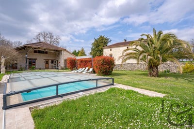 /international/fr/hautefage-la-tour-aquitaine-310109176324/