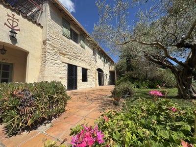 /international/fr/arles-provence-alpes-cote-d-azur-310100794158/