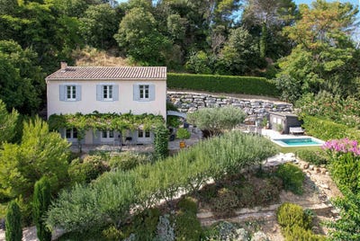 /international/fr/uzes-languedoc-roussillon-310101417691/
