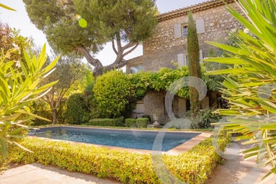 /international/fr/eygalieres-provence-alpes-cote-d-azur-310101357205/?lang=en