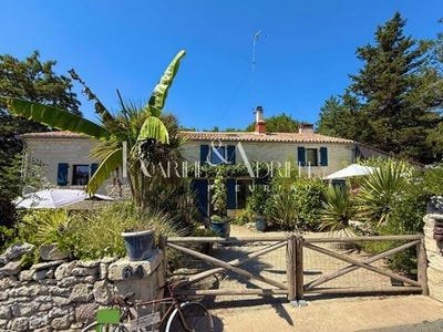 /international/fr/fontenay-le-comte-pays-de-la-loire-310100860712/