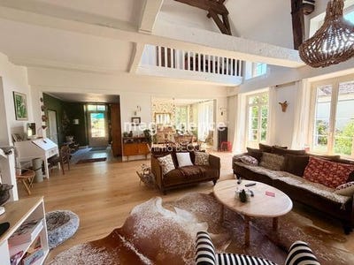 /international/fr/villeneuve-sur-yonne-burgundy-310108972327/