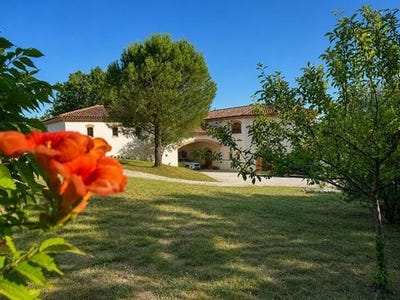 /international/fr/laroque-timbaut-aquitaine-310109205891/