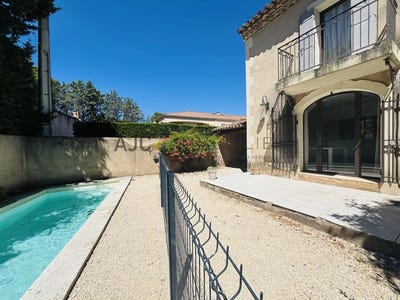 /international/fr/saint-remy-de-provence-provence-alpes-cote-d-azur-310106268731/