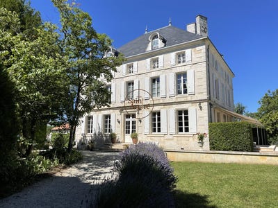 /international/fr/la-rochefoucauld-en-angoumois-charente-310108973435/