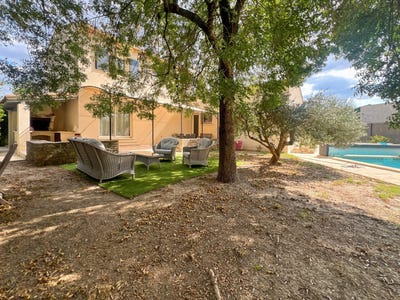 /international/fr/uzes-languedoc-roussillon-310110377101/