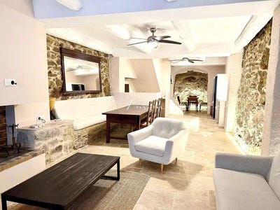 /international/fr/grimaud-provence-alpes-cote-d-azur-310108407453/