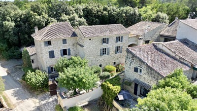 /international/fr/vacqueyras-provence-alpes-cote-d-azur-310109326833/