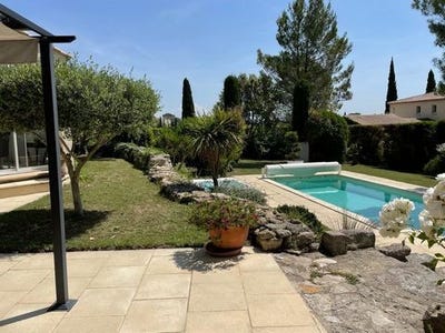 /international/fr/uzes-languedoc-roussillon-120092383286/