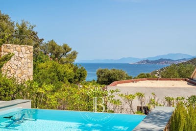 /international/fr/l-ile-rousse-corsica-310101514551/
