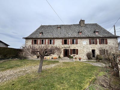 /international/fr/roannes-saint-mary-auvergne-310107559879/