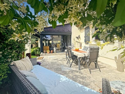 /international/fr/uzes-languedoc-roussillon-310108597235/?lang=id