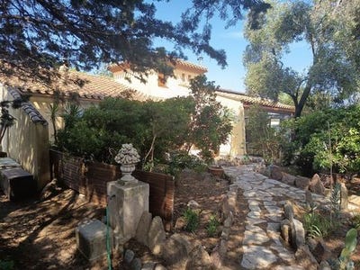 /international/fr/cascastel-des-corbieres-languedoc-roussillon-310103785945/
