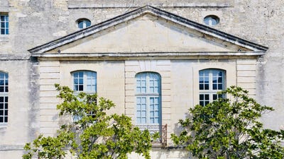 /international/fr/uzes-languedoc-roussillon-310107412168/