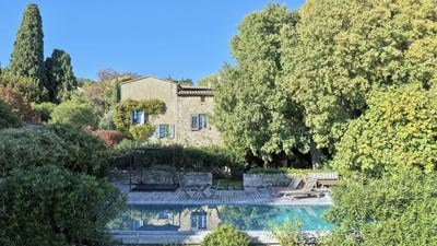 /international/fr/uzes-languedoc-roussillon-310103403843/
