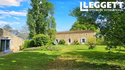 /international/fr/la-ferriere-en-parthenay-charente-310107675448/