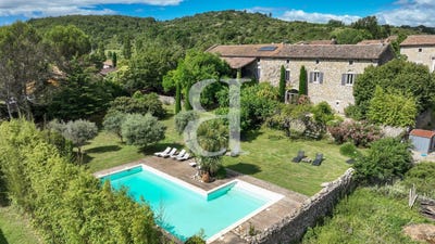 /international/fr/villeneuve-de-berg-rhone-310108676955/