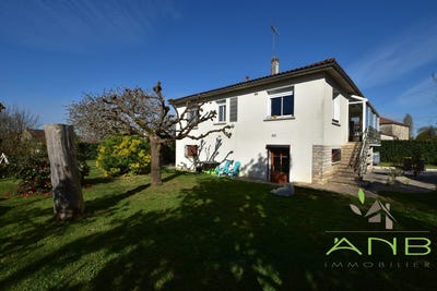 /international/fr/la-rochefoucauld-en-angoumois-charente-310106912571/