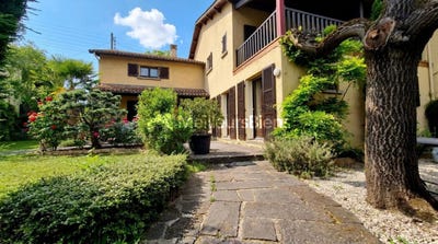 /international/fr/clermont-ferrand-auvergne-310107759043/