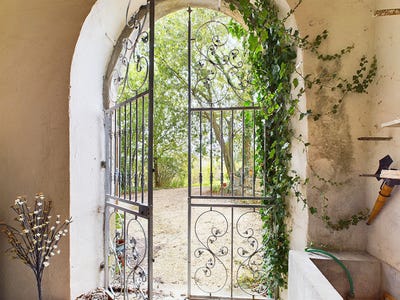 /international/fr/villeneuve-de-berg-rhone-310106967544/