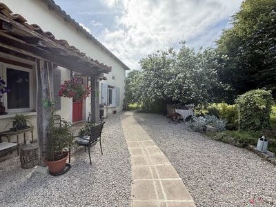 /international/fr/combiers-charente-310106832623/