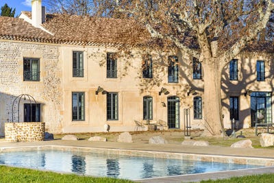 /international/fr/raphele-les-arles-hh-15731544-arles-provence-alpes-cote-d-azur-310100953846/?lang=fr
