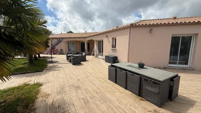 /international/fr/chateau-guibert-pays-de-la-loire-310108209561/