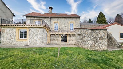 /international/fr/roumegoux-auvergne-310107414696/