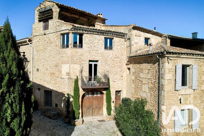 /international/fr/uzes-languedoc-roussillon-310119978794/
