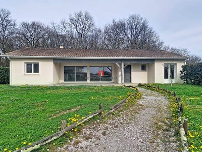 /international/fr/la-lande-de-fronsac-aquitaine-310106262814/