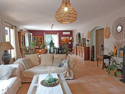 /international/fr/uzes-languedoc-roussillon-310100993663/?lang=zh-tw