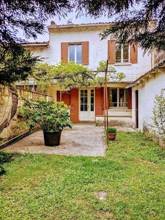 /international/fr/castillon-la-bataille-aquitaine-120095666952/